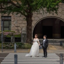 日本大通りの横断歩道で手をつなぐ新郎新婦