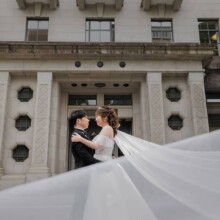 横浜・日本大通りの洋館前で見つめ合う新郎新婦のウェディングフォト