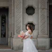 横浜・日本大通りの洋館前に立つドレス姿の新婦