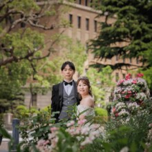 日本大通りの花壇をみる新郎新婦