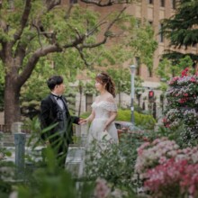日本大通りを歩く新郎新婦