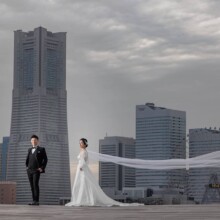 横浜・大桟橋 2023.04.22 ランドマークタワーと観覧車を望む横浜・大さん橋でのクラシカルな前撮り写真