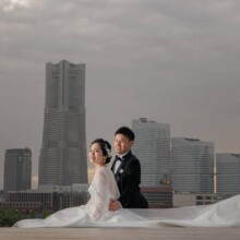 横浜・大桟橋 2023.04.22 ランドマークタワーとコスモクロック21を望む横浜大さん橋でのウェディングフォト