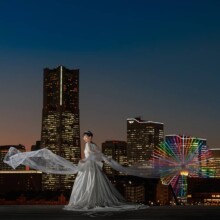 横浜・大桟橋 2023.12.08 17:03 横浜の夜景を一望する大さん橋での前撮り。風になびくベールが幻想的な花嫁のソロカット