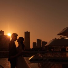 横浜・大桟橋 2023.04.09 17:21 夕焼けに染まる横浜の空を背景に、大さん橋で寄り添う新郎新婦の前撮りシルエット