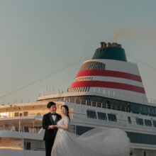 横浜・大桟橋 2023.04.09 17:28 横浜港に停泊中の飛鳥IIとともに、大さん橋で撮影されたエレガントな前撮り写真