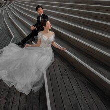 横浜・大桟橋 2023.04.09 17:51 大さん橋のモダンな木製階段で前撮りをする新郎新婦。シンプルで洗練された一枚