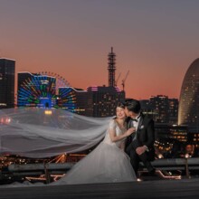 横浜・大桟橋 2023.04.09 18:32 横浜・大さん橋での前撮り。風になびくベールと夜景が彩るふたりの特別な時間