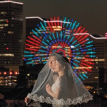 横浜・大桟橋 2023.04.09 18:46 横浜の夜景と観覧車をバックにベールに包まれて寄り添う、新郎新婦の印象的な1枚