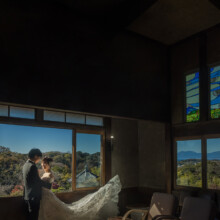 鎌倉・檑亭 2021.11.28 ステンドグラスのあるお部屋でウェディングドレス姿の花嫁と新郎の前撮り写真