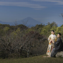 鎌倉・檑亭 2022.11.10 檑亭から望む富士と色打掛を着た新婦と袴姿の新郎のウェディングフォト