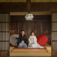 鎌倉・檑亭 2022.11.27 畳のある室内で正座する和装の新郎新婦の結婚式前撮り