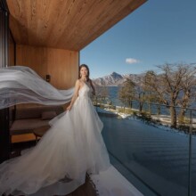 栃木・ザ・リッツ・カールトン,日光 2023.01.30 ザ・リッツ・カールトン,日光のベランダでベールをなびかせる新婦