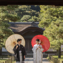 横浜・三溪園 2022.11.04 三溪園の日本庭園で、白無垢と袴姿の新郎新婦が和傘を手に微笑み合う