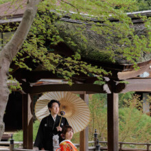 横浜・三溪園 2024.04.06 三溪園で前撮り、趣ある茅葺き屋根と和傘が映える和装の新郎新婦
