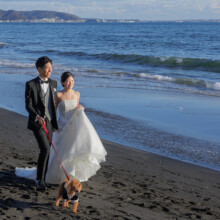 鎌倉・七里ガ浜 2023.12.01 七里ガ浜の波打ち際を歩く姿を、自然光とともに切り取るナチュラルなウェディング写真