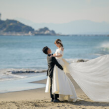 鎌倉・七里ガ浜 2022.12.12 七里ガ浜の海と青い空を背景に、湘南らしい開放感あふれるウェディングフォトを撮影