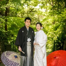 鎌倉・妙本寺で春に撮影した和装前撮り 鎌倉・妙本寺で白無垢を着用した新婦と紋付袴を着用した新郎が寄り添って写る和装ウェディングフォト