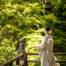 鎌倉・妙本寺で春に撮影した和装前撮り 鎌倉・妙本寺で白無垢を着用した新婦の後ろ姿を写した和装ソロショット