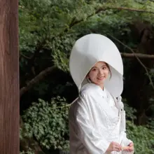 鎌倉・妙本寺で夏に撮影した和装前撮り 鎌倉・妙本寺で白無垢を着用し綿帽子をかぶった新婦が笑顔で写る和装ソロショット