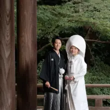 鎌倉・妙本寺で夏に撮影した和装前撮り 鎌倉・妙本寺で白無垢を着用し綿帽子をかぶった新婦と紋付袴を着用した新郎が笑顔で写る和装前撮り