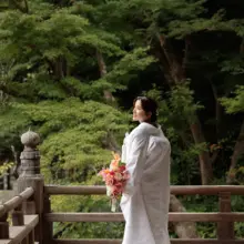 鎌倉・妙本寺で夏に撮影した和装前撮り 鎌倉・妙本寺で白無垢を着用した新婦の後ろ姿を写した和装ソロショット
