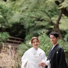 鎌倉・妙本寺で夏に撮影した和装前撮り 鎌倉・妙本寺で白無垢を着用した新婦と紋付袴を着用した新郎が笑顔で写る和装前撮り