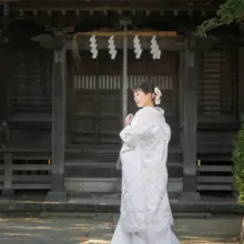 鎌倉・鎌倉本店の隣の神社で冬に撮影した和装前撮り 鎌倉・鎌倉本店の隣の神社で白無垢を着用した新婦の後ろ姿を写した和装ソロショット
