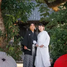 鎌倉・鎌倉本店の隣の神社で秋に撮影した和装前撮り 鎌倉・鎌倉本店の隣の神社で白無垢を着用した新婦と紋付袴を着用した新郎が笑顔で写る和装ウェディングフォト