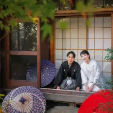 鎌倉・鎌倉本店で秋に撮影した和装前撮り 鎌倉・鎌倉本店で白無垢を着用した新婦と紋付袴を着用した新郎が正座をして写る和装ウェディングフォト