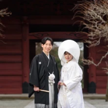 鎌倉・妙本寺で冬に撮影した和装前撮り 鎌倉・妙本寺で白無垢を着用し綿帽子をかぶった新婦と紋付袴を着用した新郎が笑顔で写る和装前撮り