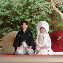 鎌倉・妙本寺で冬に撮影した和装前撮り 鎌倉・妙本寺で白無垢を着用し綿帽子をかぶった新婦と紋付袴を着用した新郎が正座をして写る和装ウェディングフォト