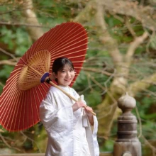 鎌倉・妙本寺で冬に撮影した和装前撮り 鎌倉・妙本寺で白無垢を着用した新婦が番傘を持っている和装ウェディングソロショット