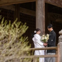 鎌倉・妙本寺で冬に撮影した和装前撮り 鎌倉・妙本寺で白無垢を着用した新婦と紋付袴を着用した新郎がブーケを持っている和装前撮り
