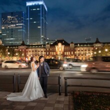 東京・東京駅/丸の内周辺 2019.10.27 東京駅丸の内口の夜景を背景にした洋装のロマンチック前撮り