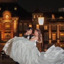 東京・東京駅/丸の内周辺 2022.12.09 東京駅丸の内口の夜景を背景にした洋装のロマンチック前撮り