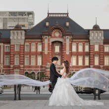 東京・東京駅/丸の内周辺 2022.12.09 東京駅の重厚な建築を背景に、洋装での和装前撮り
