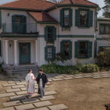 山手イタリア山庭園の洋館前を歩く和装新郎新婦