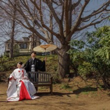 山手イタリア山庭園でベンチに座る和装新婦と新郎の結婚式前撮り