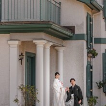 山手イタリア山庭園の洋館前で手を取り合う和装の新郎新婦の結婚式前撮り