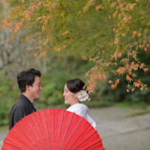 鎌倉・瑞泉寺 2023.12.09 和装の新郎新婦が白無垢で婚礼前撮り、鎌倉・瑞泉寺の自然に包まれて赤い番傘が印象的