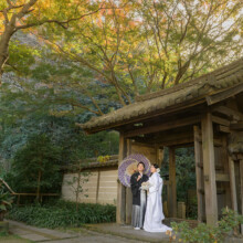 鎌倉・瑞泉寺 2023.12.09 瑞泉寺の緑に映える白無垢姿、新郎新婦の鎌倉和装前撮りウェディングフォト