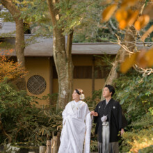 鎌倉・瑞泉寺 2023.12.09 白無垢姿の新婦と新郎が瑞泉寺で前撮り、自然豊かで光差す鎌倉の和装フォトウェディング