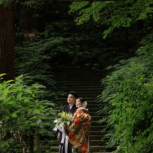 鎌倉・瑞泉寺 2024.06.13 鎌倉の緑深い山奥で、色打掛の新郎新婦が印象的な階段を背景に和装前撮りを行うウェディングフォト