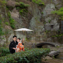 鎌倉・瑞泉寺 2024.06.13 鎌倉瑞泉寺の緑深い庭園で色打掛を着た新郎新婦が和装で前撮り。静かな自然の中でのフォトウェディング