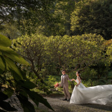 鎌倉・瑞泉寺 2023.08.24 鎌倉・瑞泉寺の自然豊かな庭園で洋装の新郎新婦が婚礼前撮りを撮影したウェディングフォト