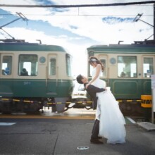 鎌倉・鎌倉高校前と海 2020.11.12 江ノ電が走る鎌倉高校前で叶う、洋装ウェディングフォトの特別な前撮り