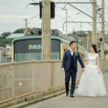 鎌倉・鎌倉高校前と海 2020.11.12 海岸沿いに広がる鎌倉高校前で、江ノ電と残す洋装ウェディングフォト