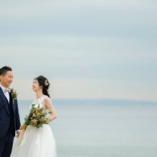 鎌倉・鎌倉高校前と海 2020.11.12 海風を感じる鎌倉高校前で残す、江ノ電と洋装ウェディングフォト