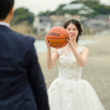 鎌倉・鎌倉高校前と海 2020.11.12 鎌倉高校前の開放的な海景色に映える、洋装ウェディングフォト